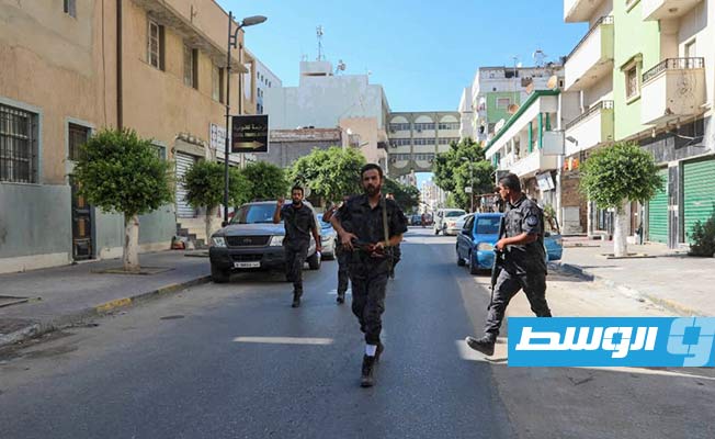 عناصر اللجنة الأمنية المكلفة بإخلاء أملاك الدولة في بنغازي. (الإدارة العامة للبحث الجنائي)