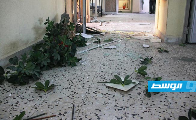 آثار الدمار الذي لحق بفصول مدرسة صبراتة إثر الهجوم الإرهابي الذي وقع الأحد. (وزارة التعليم)