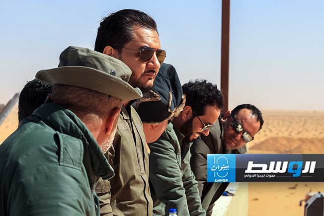 صدام حفتر خلال الإشراف على مشروع تعبوي للقوات البرية سينطلق الأيام المقبلة بالذخيرة الحية في مدينة سرت، 28 فبراير 2024. (قوات القيادة العامة)