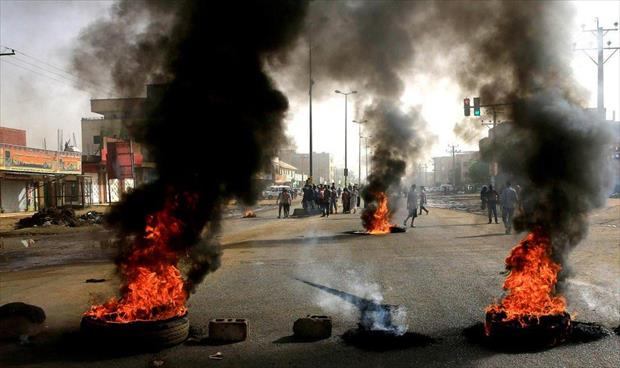 «المتاريس» تتحول إلى رمز للاحتجاجات في ضواحي الخرطوم (صور)
