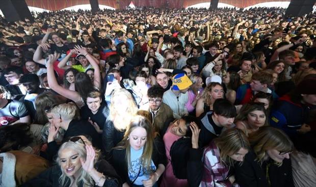 الآلاف يحضرون حفلة موسيقية في بريطانيا من دون كمامات