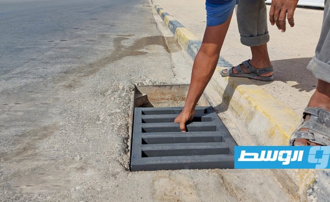 مصدر محلي: جهاز تنمية وتطوير المدن بنغازي يوقف عمل متطوع قام بتركيب أغطية غرف صرف مياه الأمطار
