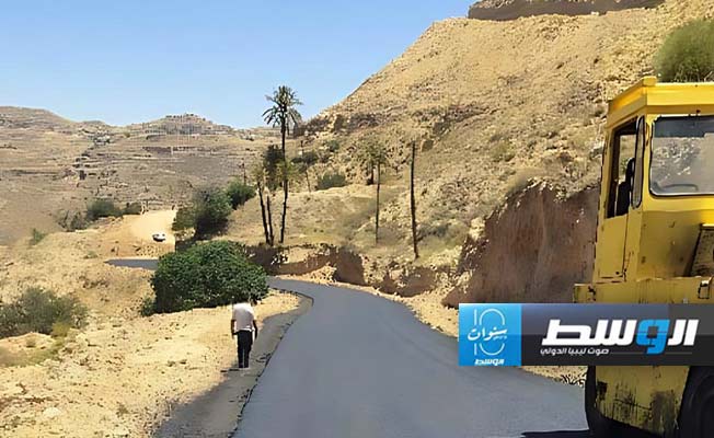 بالصور.. رصف طريق أبوموسى - جحيش في بلدية ككلة