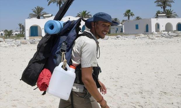 تونسي يجوب الشواطئ مشيًا لتنظيفها من النفايات