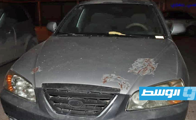 السيارة المسروقة بعد ضبطها من قبل أعضاء مركز شرطة العروبة في بنغازي. (مديرية أمن بنغازي)