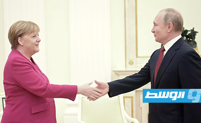 بوتين وميركل يرحبان بتشكيل «السلطة المركزية» في ليبيا