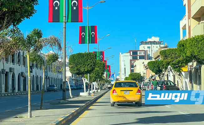 شوارع طرابلس تتزين بأعلام ليبيا احتفالًا بيوم الاستقلال الـ72