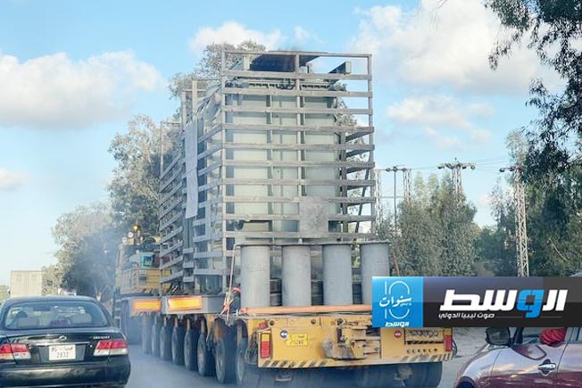 بالصور.. نقل محول كهرباء من طرابلس إلى حي السلام في بنغازي