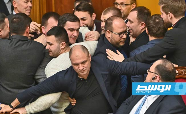 اشتباك بين 15 نائبا في البرلمان الأوكراني.. تعرف على السبب