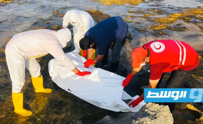 متطوعو الهلال الأحمر أثناء انتشال جثامين المهاجرين على ساحل منطقتي الحرشة والمطرد غرب ليبيا، الثلاثاء 5 أكتوبر 2021. (الهلال الأحمر فرع الزاوية)
