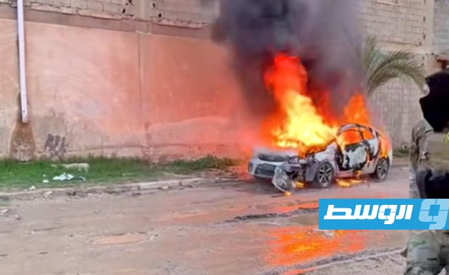 سيارة محترقة خلال عملية مداهمة لأوكار مخدرات وخمور في بوهديمة والوحيشي ببنغازي، 11 فبراير 2023. (لقطة مثبتة من تسجيل مصور)