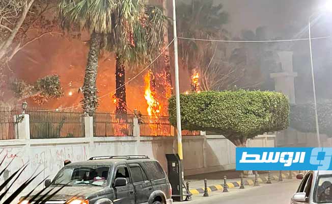 اندلاع حريق بمحيط السفارة المصرية في طرابلس