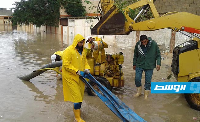 بالصور.. تصريف مياه الأمطار في بنغازي بـ«إمكانيات محدودة»