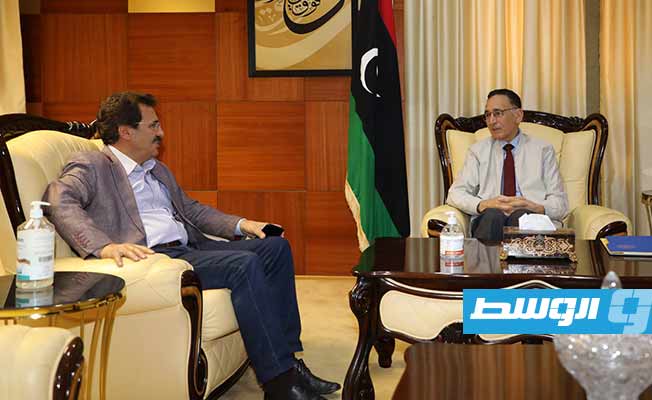 لقاء الحويج مع عميد بلدية جنزور بديوان الوزارة في طرابلس، الأحد 24 أبريل 2022. (وزارة الاقتصاد والتجارة)