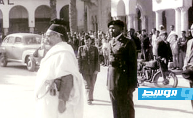الملك ادريس في ميدان بلدية بنغازي والعيساوي قادم نحوه