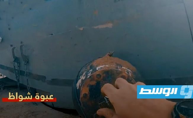 لقطة مثبتة من فيديو لكتائب القسام لحظة زرع لغم متفجر في دبابة إسرائيلية. (الإنترنت)