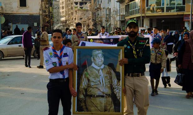 كشفيان يحملان صورة مؤسس الحركة الكشفية في ليبيا المرحوم خليفة الزايدي.(المفوضية)