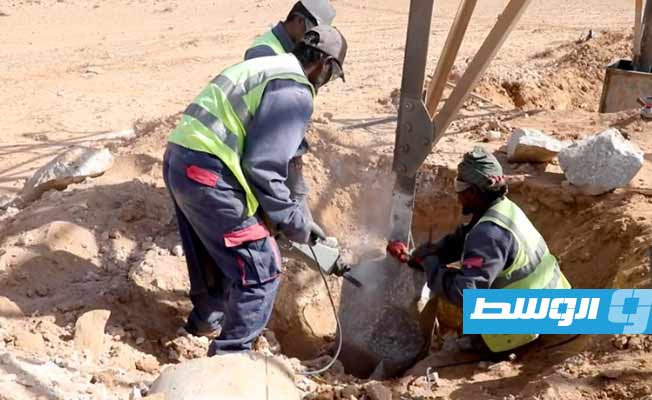 فيديو.. صيانة خط كهرباء بين بنغازي وأجدابيا