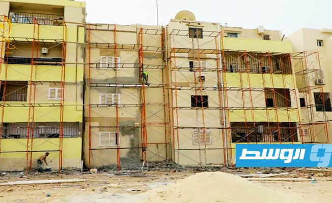 جانب من أعمال صيانة عمارات بوهديمة والكيش في بنغازي. (بلدية بنغازي)
