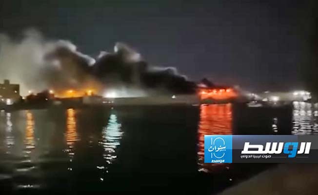 نيران مشتعلة بمحيط سوق الأسماك بمنطقة جليانة في بنغازي، 5 أبريل 2024. (هيئة السلامة الوطنية)