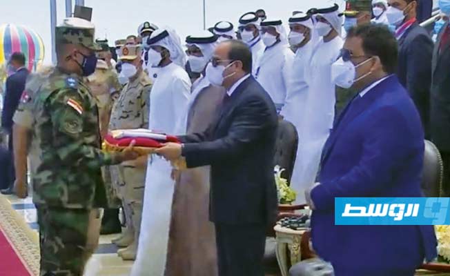 المنفي مع السيسي ومحمد بن زايد في افتتاح القاعدة الجوية المصرية (3 يوليو)، .(صورة من البث المباشر للافتتاح)