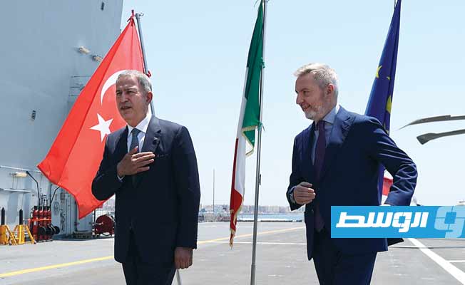 آكار مع وزير الدفاع الإيطالي خلال لقائهما في جزيرة صقلية، الجمعة، 11 يونيو 2021. (تي ار تي)