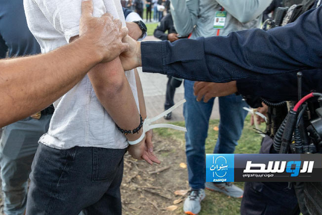 الشرطة الأميركية تعتقل طلاب خلال تظاهرة مؤيدة لغزة في جامعة كولومبيا. (نيويورك تايمز)