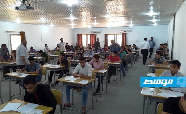 طلاب بمدينة الجفرة يؤدون امتحانات الثانوية العامة