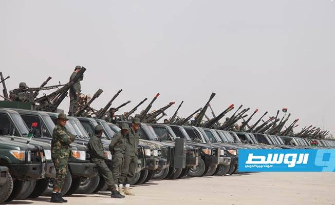 استعراض عسكري لـ«اللواء 128 معزز» التابع للقيادة العامة في الجفرة