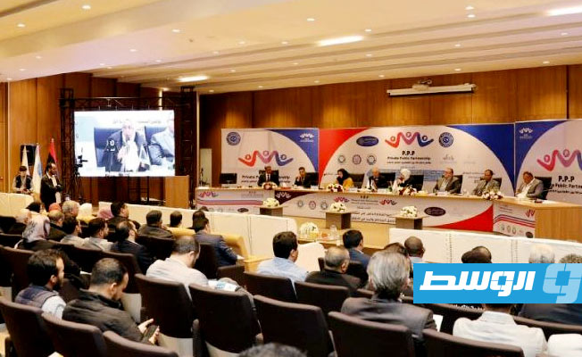 من فعاليات مؤتمر الشراكة بين القطاعين العام والخاص بقاعة المؤتمرات بمنطقة قار يونس في مدينة بنغازي، 26 فبراير 2023. (أخبار وزارات الحكومة الليبية)