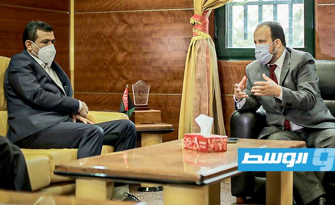 وزير الصحة، الدكتور علي الزناتي مع رئيس بعثة منظمة الصحة العالمية في ليبيا، إليزابيت هوف, 21 مارس 2021. (صحة الوفاق)