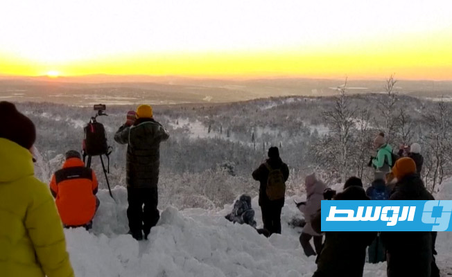 سكان مورمانسك الروسية يحتفلون بأول شروق للشمس بعد ليل قطبي استمر 40 يوما