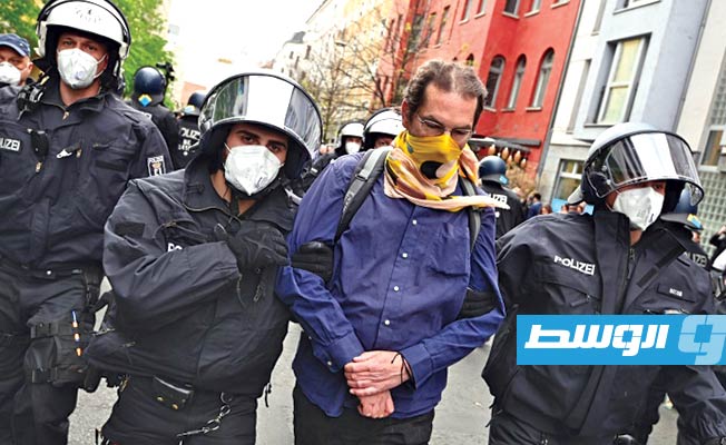 الشرطة الألمانية تستخدم خراطيم المياه لفض تظاهرة رافضة لتدابير الإغلاق في برلين