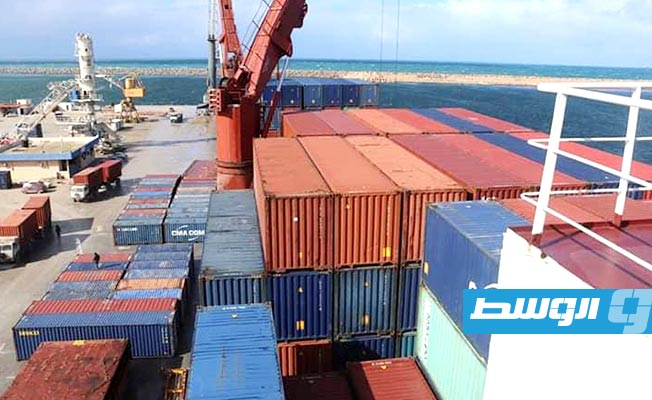 ميناء بنغازي يستقبل 333 حاوية و618 سيارة