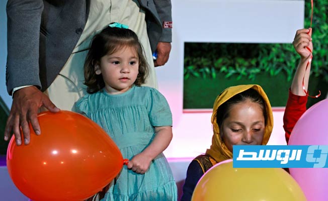 قتل والداها في انفجار مطار كابل.. طفلة أفغانية نقلت إلى قطر تعود لأحضان عائلتها