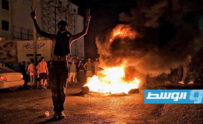 محتجون يضرمون النار في الإطارات خلال تظاهرة في بنغازي، 10 سبتمبر 2020. (الإنترنت)