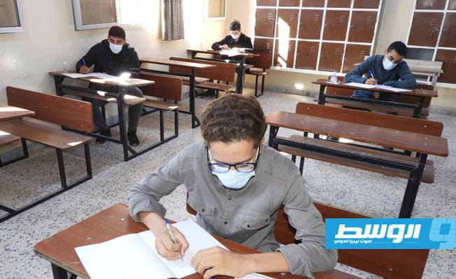 طلاب التعليم الديني بالشهادة الثانوية يواصلون أداء الامتحانات للأسبوع الثاني, 8 نوفمبر 2020. (تعليم الوفاق)