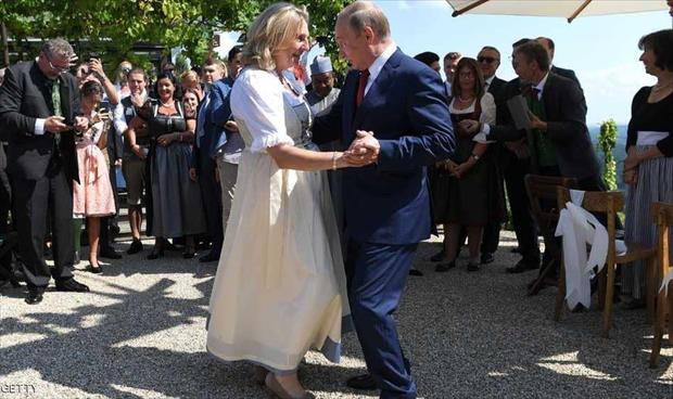 «عروس النمسا» تخرج عن صمتها بعد انتقادات «انحنائها» أمام بوتين