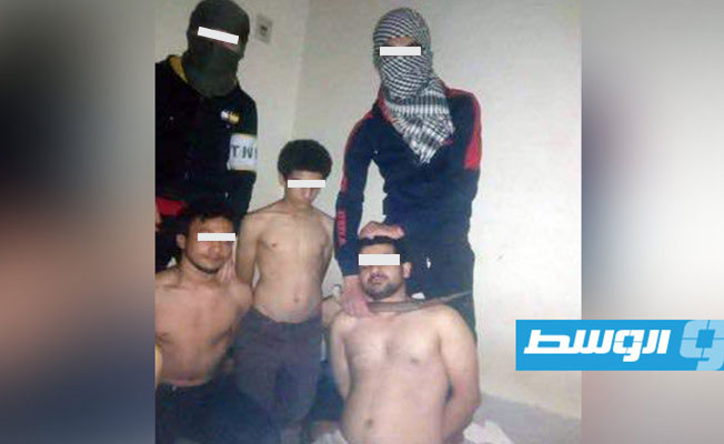 أعضاء مجموعة خارجة عن القانون تحتجز مهاجرين مصريون المتهم وقام بتعذيبهم وترويعهم. (النائب العام الليبي)