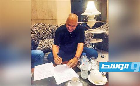حامد خلال توقيعه العقد مع نادي الأهلي طرابلس