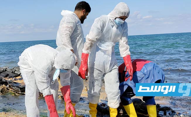 متطوعو الهلال الأحمر أثناء انتشال الجثامين من وبجوار القارب على شاطئ صبراتة، الجمعة 7 أكتوبر 2022. (الهلال الأحمر)