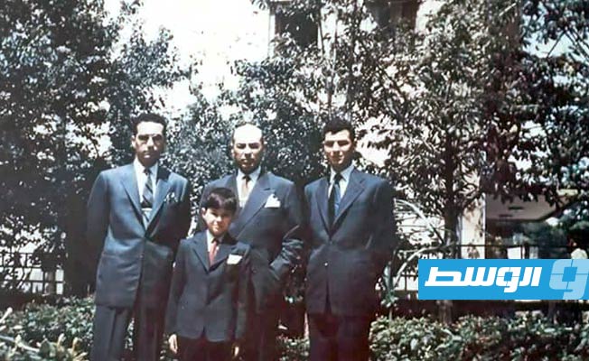 الدبلوماسي على ابراهيم الجربي مع ابنائه في بيته في طرابلس