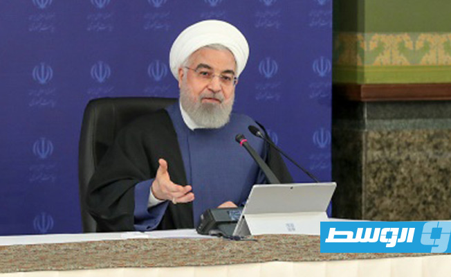 الرئيس الإيراني يعلق على رفع ترامب الكتاب المقدس.. ماذا قال؟