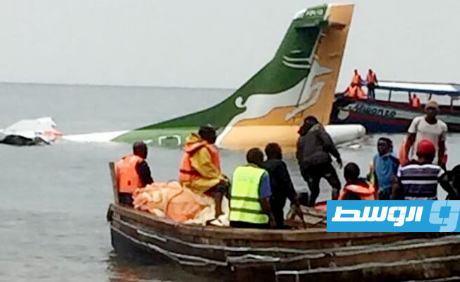 شاهد: البحث عن ناجين بعد مقتل ثلاثة أشخاص في تحطم طائرة ببحيرة فكتوريا في تنزانيا