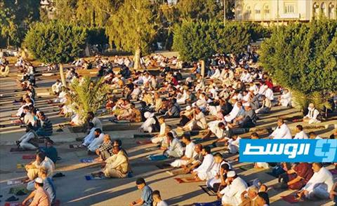 المصلون في ساحة بمدينة المرج