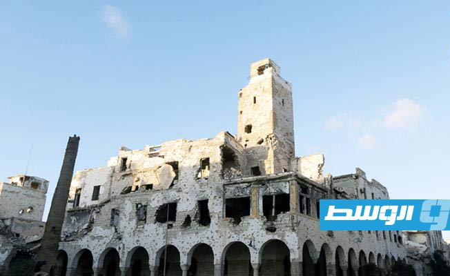 آثار الحرب تبدو واضحة على أحد المباني التاريخية وسط مدينة بنغازي. (الإنترنت)