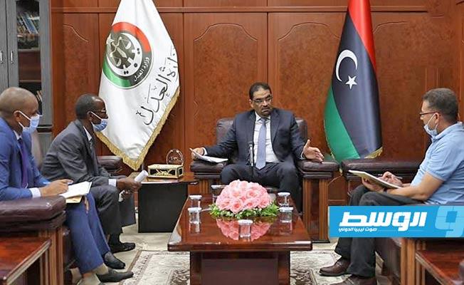 وزير العدل محمد عبدالواحد لملوم، مع القائم بأعمال سفارة دولة نيجيريا في ليبيا, 30 أغسطس 2020. (عدل الوفاق)
