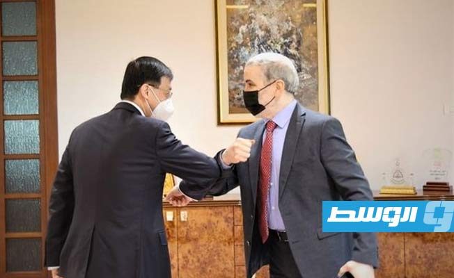 لقاء صنع الله والسفير الصيني بمقر المؤسسة الوطنية للنفط في طرابلس. (المؤسسة الوطنية للنفط)