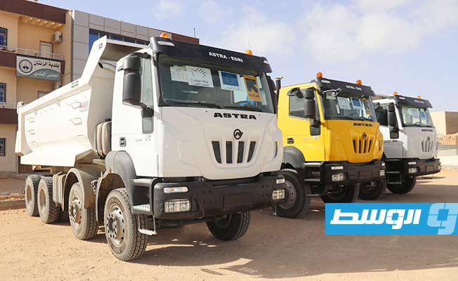 سيارات نقل قمامة مقدمة ضمن مشروع بلديتي (بعثة الاتحاد الأوروبي لدى ليبيا)