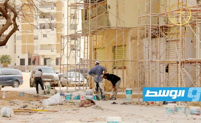 جانب من أعمال صيانة عمارات بوهديمة والكيش في بنغازي. (بلدية بنغازي)